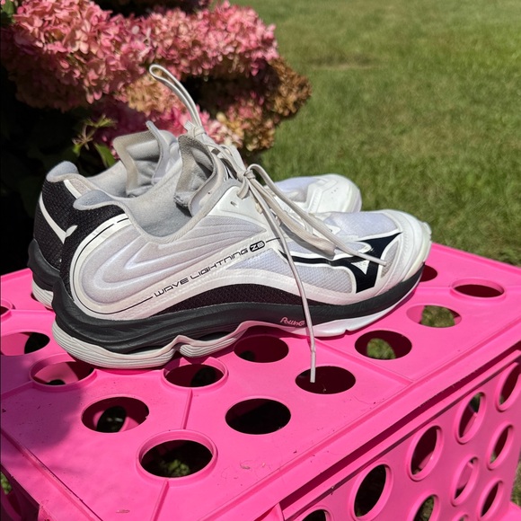 Mizuno Wave Lightning Z6 White and Black Volleyball Sneakers - Picture 1 of 4